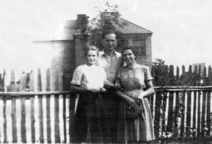 Rok 1950. Pani Ela z przyjacik-Mari Stasiak ( Iwaszkowsk) i kierownikiem Julianem Ochnikiem.