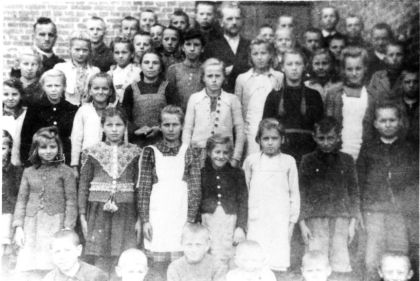 Rok 1945. Pani Ela wrd uczniw . Stoi na prawo od ks. St. Musiaa.